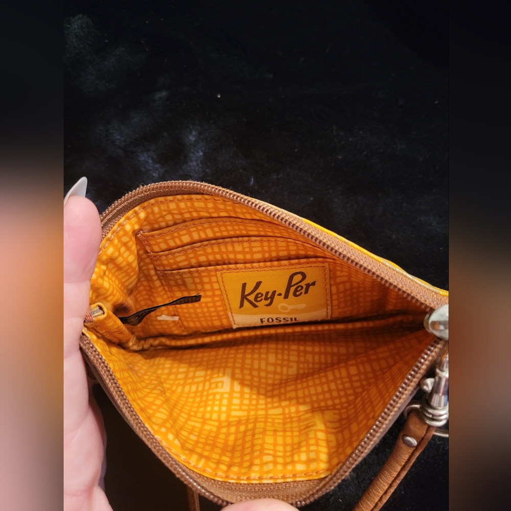 FOSSIL wristlet - Picture 3 of 5